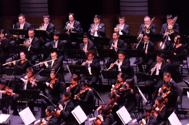 爱游戏体育-浓眉哥重返赛场，夺冠首场状态出色，塞尔维亚队观众沸腾！气势如虹延续的简单介绍